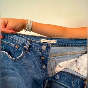 Levi - high rise wedgie Jean! Good stretch, structure and flattering on bootie.